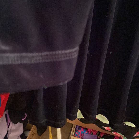 Black follower V-neck top by denim and Company - Picture 3 of 3